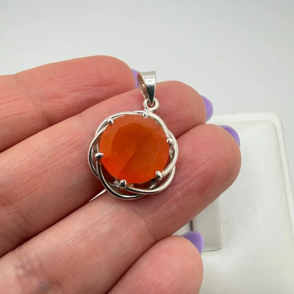 NWOT 12mm, round cut,‎ faceted Carnelian pendant in sterling silver!